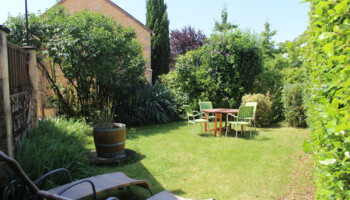 La Borie salon de jardin pelouse verdure