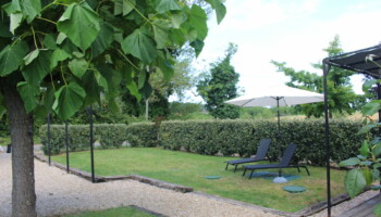 Le Céou Parasol transat pelouse arbre