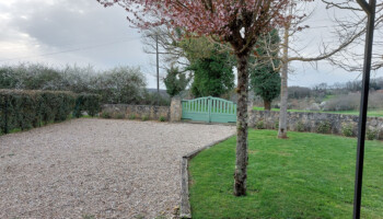 La Lousse cour portail herbe