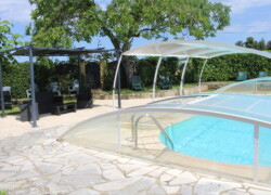 Piscine extérieure avec abri transat