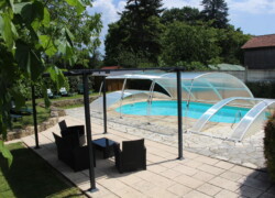 Piscine avec abri salon de jardin